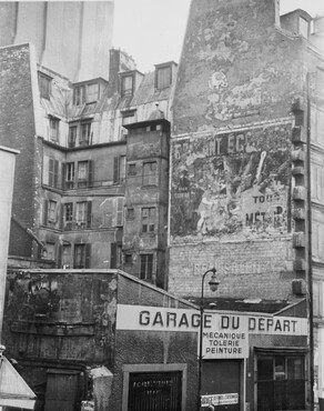 Anonieme fotograaf, Garage du Départ, Rue du Départ, Parijs, ca.1913. De straat waar Mondriaan woonde, hij gebruikte dit soort gevels als inspiratiebron voor zijn kubistische werken. RKD – Nederlands Instituut voor Kunstgeschiedenis