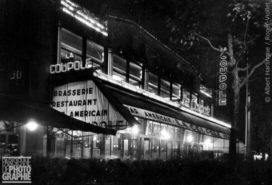 Albert Harlingue, La Coupole, Boulevard Montparnasse, ca.1930. Mondriaan kwam graag in dit café, waar veel kunstenaars samen komen om te drinken en de laatste stand van zaken in de kunsten te bespreken. Agence Roger Viollet