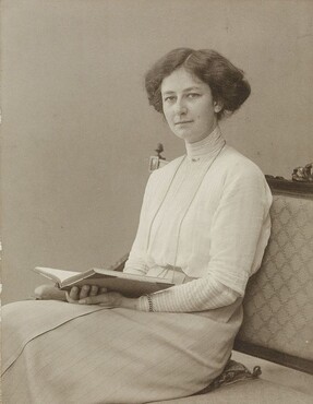 Portret Willy Wentholt, ca. 1919. Fotograaf: Johan Huijsen. Archief Cis en Leo Heijdenrijk, RKD Den Haag – Nederlands Instituut Kunstgeschiedenis