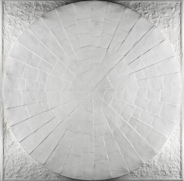 Jan Schoonhoven (1914-1994) Circle dish relief, 1966 Papier, gips, en verf Kunstmuseum Den Haag