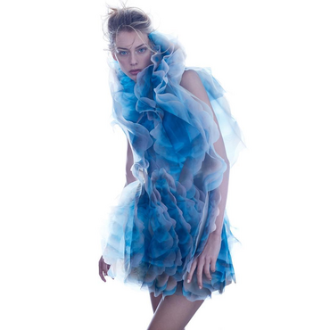 Iris van Herpen,  collectie Shift Souls, 2019 ʻCOSMICAʼ MICRO DRESS Vaporous coloured clouds by Kim Keever are printed on translucent organza, layered into a voluminous multi-dimensional print whose unfinished contours blur the body. Courtesey Iris van Herpen Foto: Filippo Fior / Gorunway.com