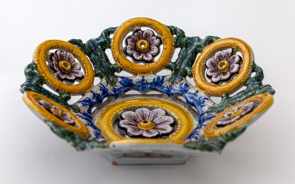 Opengewerkte mand, Delft, 1730-1760, tinglazuuraardewerk, diam. 19,7 cm, Terra Verde Collectie