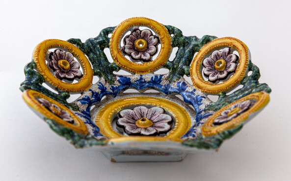 Openwork basket, Delft 1730-1760, tin-glazed earthenware, diam. 19.7 cm, Terra Verde Collection