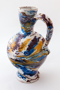 Kan met marmerdecoratie, Delft, circa 1650-1660, tinglazuuraardewerk, hoogte 25,8 cm, Terra Verde Collectie