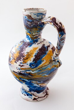 Jug with marbled decoration, Delft, circa 1650-1660, tin-glazed earthenware, height 25.8 cm, Terra Verde Collection