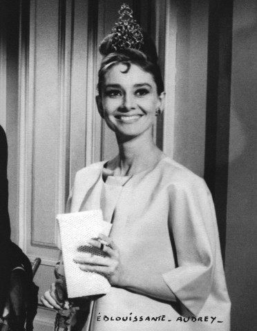 Audrey Hepburn gekleed in ensemble ontworpen door Hubert de Givenchy Audrey Hepburn gekleed in ensemble ontworpen door Hubert de Givenchy, in ‘Breakfast at Tiffany’s’ (1961), Foto: Mondadori Portfolio; courtesy Hubert de Givenchy