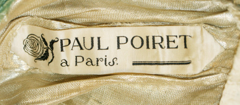 Label in een Paul Poiret japon, met de roos ontworpen door Paul Iribe voor Poiret The Metropolitan Museum of Art, New York Label in een Paul Poiret japon, met de roos ontworpen door Paul Iribe voor Poiret The Metropolitan Museum of Art, New York