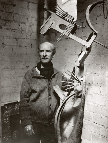 Julio González in zijn atelier in Arcueil bij Vrouw met spiegel, ca. 1937 Foto: Rogi André Bibliotheek IVAM. Valencia. Archief Julio González. ©Institut Valencià d'Art Modern, Valencia 2017 Julio González in zijn atelier in Arcueil bij Vrouw met spiegel, ca. 1937, Foto: Rogi André Bibliotheek IVAM. Valencia. Archief Julio González. ©Institut Valencià d'Art Modern, Valencia 2017