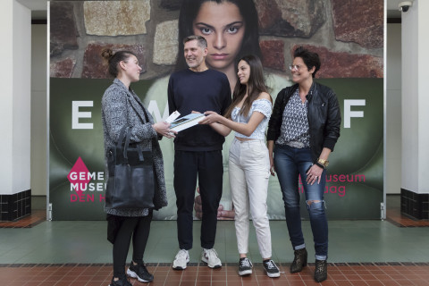 Erwin Olaf verrast 200.000ste bezoeker. Foto: Gerrit Schreurs