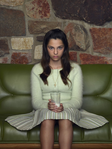 Erwin Olaf, Palm Springs, The Family Visit, Portrait #1 (The Niece), 2018, digitale C-print © Erwin Olaf. Courtesy Flatland Gallery. Erwin Olaf, Palm Springs, The Family Visit, Portrait #1 (The Niece), 2018, digitale C-print © Erwin Olaf. Courtesy Flatland Gallery.