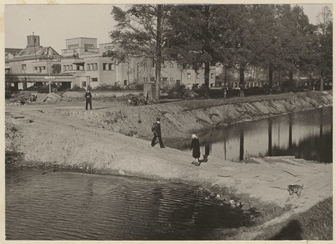 Stadhouderslaan hoek Cornelis de Wittlaan, overgang over de tankgracht bij het Gemeentemuseum, ca. oktober 1945. Haags Gemeentearchief.